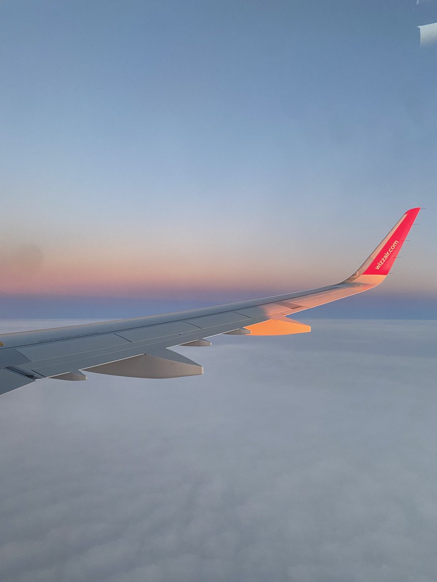 aslamnorhan's tweet photo. Flight London--> Tromso
*light off*
Pilot: Dear passengers, we are excited to announce that we are sighting northern lights around the sky. So we are turning off the lights and would turn slightly to 45' to have a chance of seeing the northern lights through the window. 🌌 https://t.co/9XGrZ96rp4
