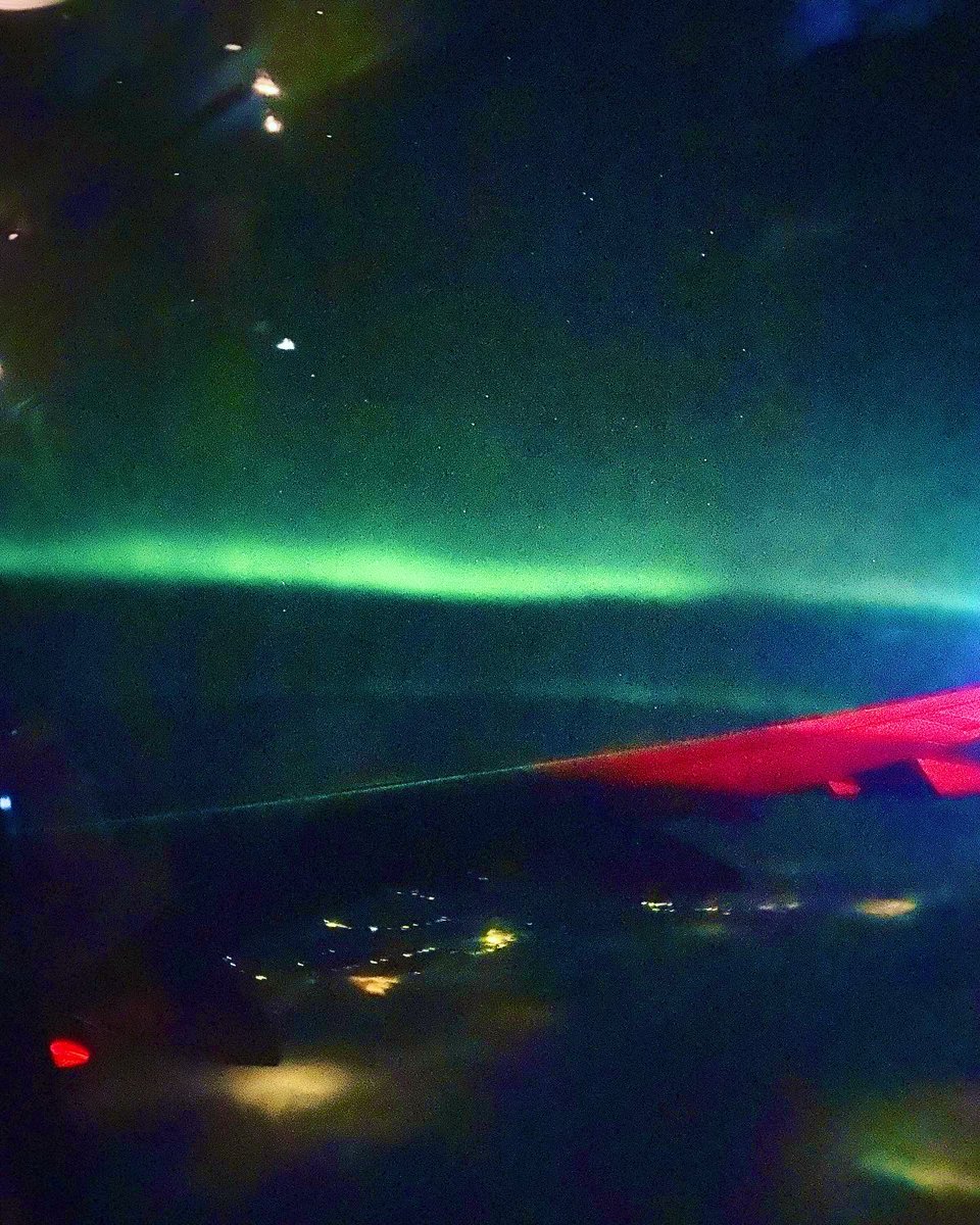 aslamnorhan's tweet photo. Flight London--> Tromso
*light off*
Pilot: Dear passengers, we are excited to announce that we are sighting northern lights around the sky. So we are turning off the lights and would turn slightly to 45' to have a chance of seeing the northern lights through the window. 🌌 https://t.co/9XGrZ96rp4