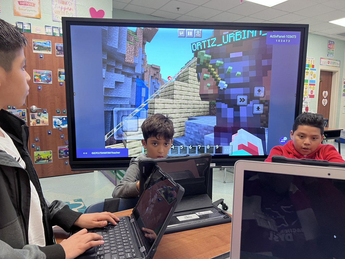 VeronicaBalli's tweet photo. @FieldsFalcons Little e-Sports #Minecraftedu club working towards completing this weekβs simple machine challenge. Last week the team broke down in frustration and they reflected on the importance of teamwork & communication #minecraftedu #FieldsInspires @rfluegel @annvega https://t.co/r3ZsUjU1u7