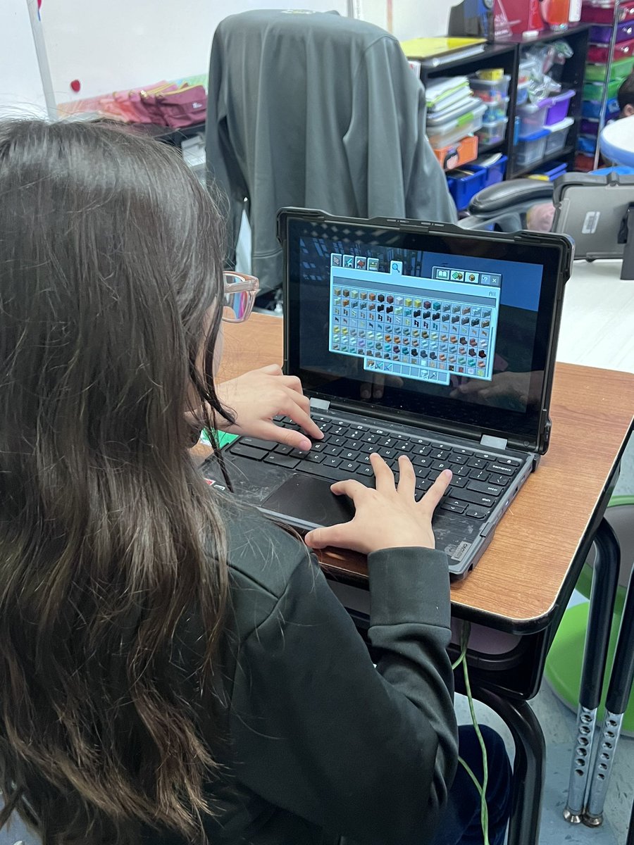 VeronicaBalli's tweet photo. @FieldsFalcons Little e-Sports #Minecraftedu club working towards completing this weekβs simple machine challenge. Last week the team broke down in frustration and they reflected on the importance of teamwork & communication #minecraftedu #FieldsInspires @rfluegel @annvega https://t.co/r3ZsUjU1u7