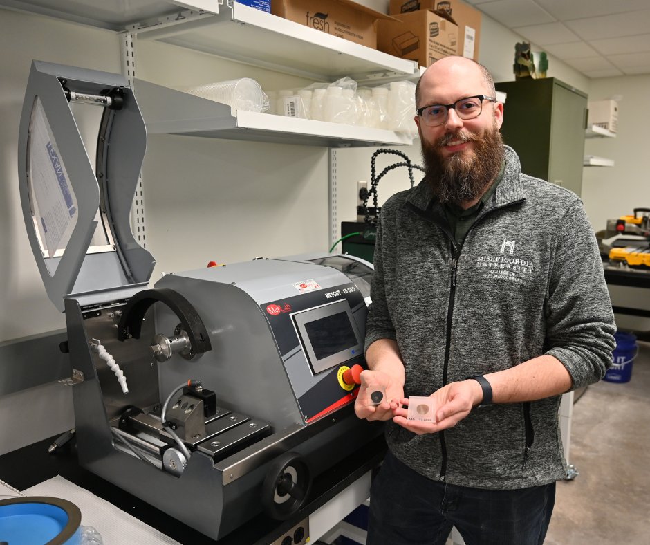 Our Paleontology and Evolutionary Anatomy Research Laboratory now houses the METCUT-10 GEO! Precision thin-sectioning for #Paleontology just got a whole lot cooler. Kudos to Dr. Mateusz Wosik (<a href="/PolishPaleo/">Mateusz Wosik 🇵🇱🦕</a>) for leading the charge in BIO 485.