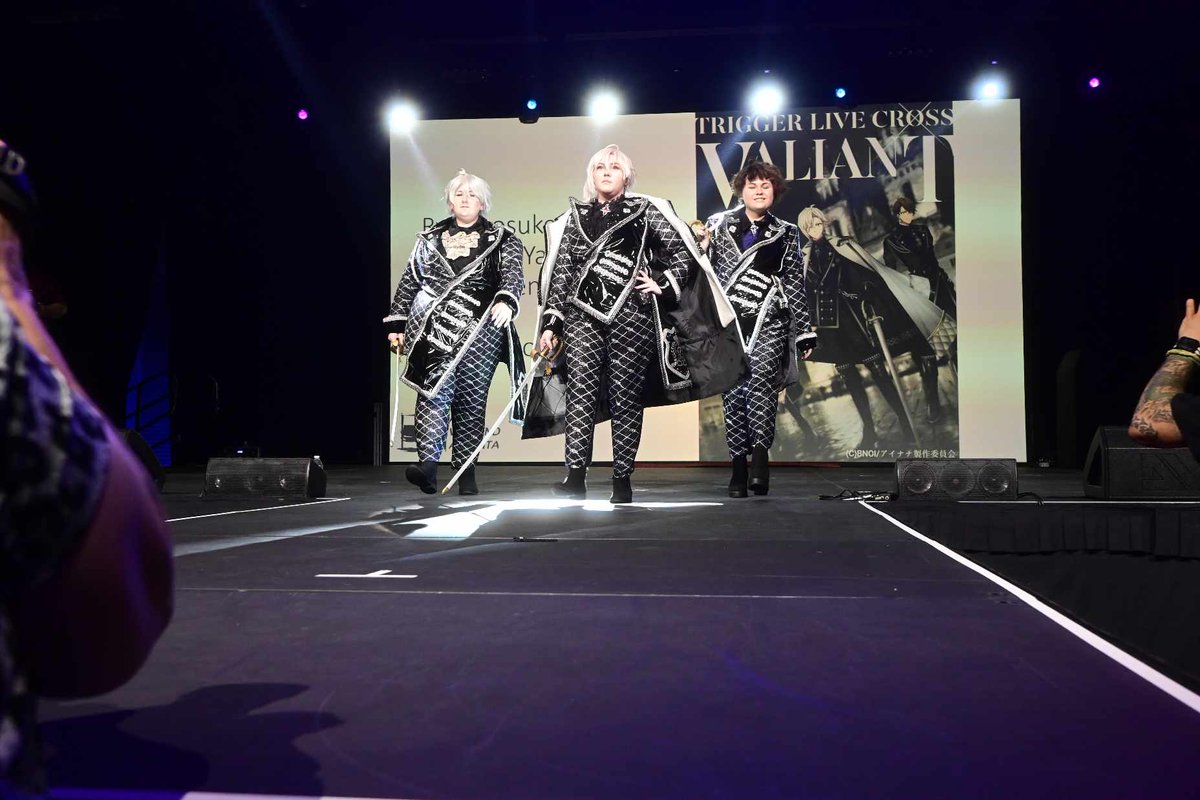 guilty_pulse's tweet photo. We went to AWA in October and wore our newest Trigger outfits, Valiant, that we recently created. We won two awards in the cosplay contest that evening! We took home the awards for "Best Other Media" and cosripmag award for "Most Fashionable Cosplay"! https://t.co/FHVaQTqhfC