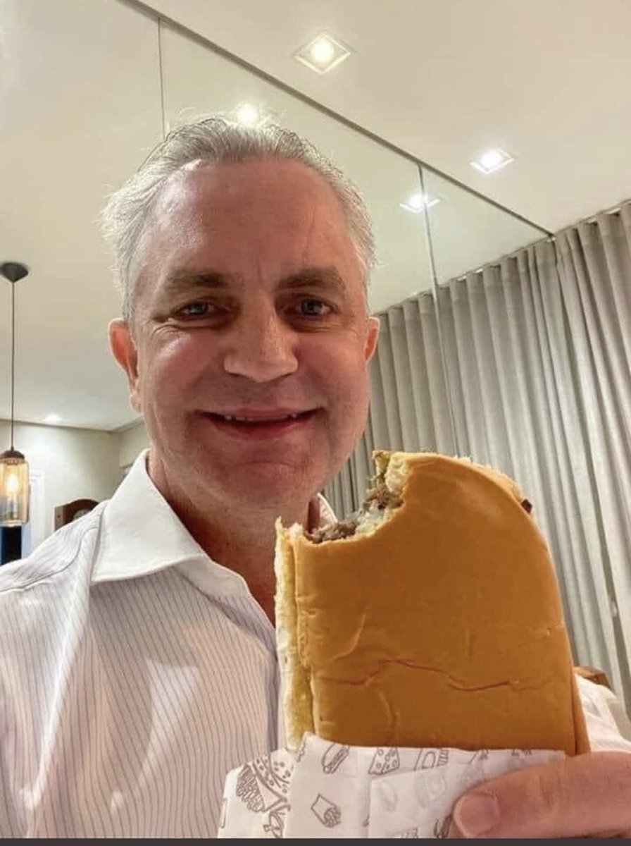 umANSIOS0's tweet photo. “esse mês eu vou guardar dinheiro”

*dinheiro cai na conta*

eu: https://t.co/cQGaybyIox
