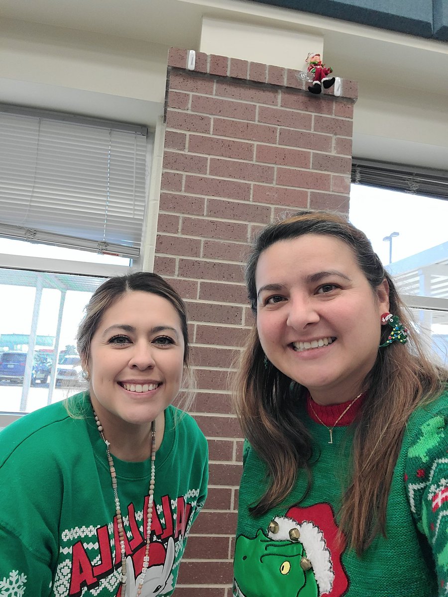 Ms_VillamizarBL's tweet image. Selfie with elfie and ugly sweater day!
#selfiewithelfie #UglySweater #christmas #MRobPRIDE #kindergartenteacher