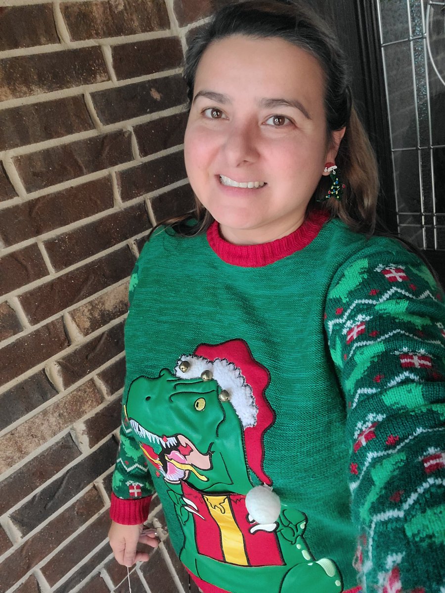 Ms_VillamizarBL's tweet image. Selfie with elfie and ugly sweater day!
#selfiewithelfie #UglySweater #christmas #MRobPRIDE #kindergartenteacher