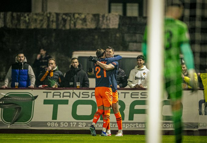 TheFootballFanf's tweet photo. FULL TIME🚨🚨

Yaremchuk's goal was enough for Valencia to beat Arosa SC winning 1-0 in the Copa del Rey 2nd Round at the Estadio A Lomba. 🇺🇦

Valencia now progress to the 3rd Round of the Copa del Rey and Arosa SC are eliminated.🇪🇸

#CopaDelRey/#Valencia/#LaLiga/#ArosaVCF https://t.co/OBo4BjlX1s
