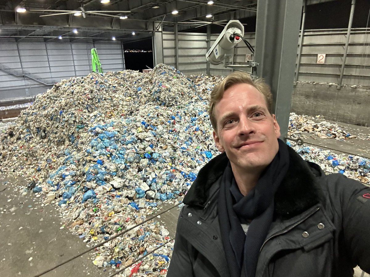 MunicipalOracle's tweet image. A quick visit with my NYC #Wasters to the 907 tonnes (1000 tons) a day @SMRecycles MRF with truck, train and barge access in Sunset Park. Thanks for hosting us. ♻️🗽
