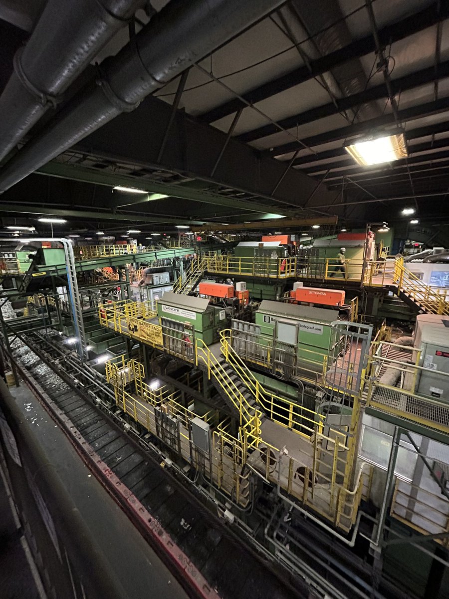 MunicipalOracle's tweet image. A quick visit with my NYC #Wasters to the 907 tonnes (1000 tons) a day @SMRecycles MRF with truck, train and barge access in Sunset Park. Thanks for hosting us. ♻️🗽
