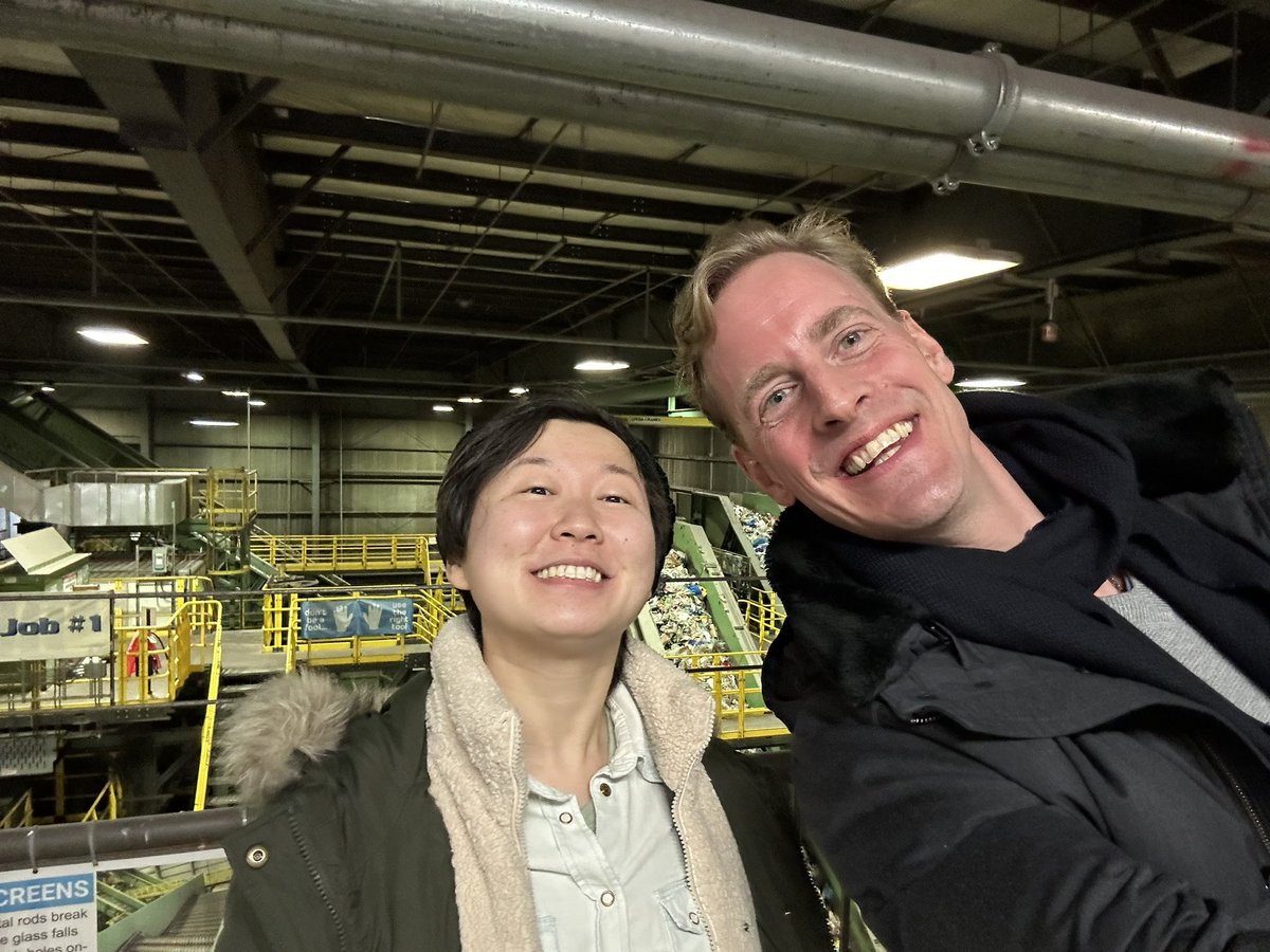 MunicipalOracle's tweet image. A quick visit with my NYC #Wasters to the 907 tonnes (1000 tons) a day @SMRecycles MRF with truck, train and barge access in Sunset Park. Thanks for hosting us. ♻️🗽