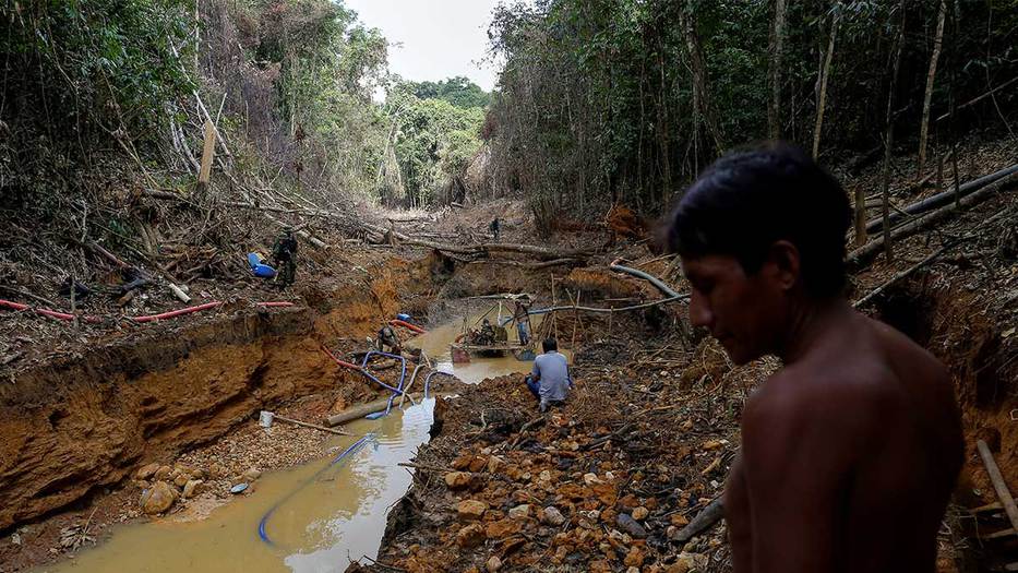 OjoDelAmazonas's tweet photo. Sin salida.

Los pueblos indígenas de Venezuela están atrapados en una “violenta batalla” entre funcionarios del Gobierno y grupos armados por el oro, denunciado por una Misión de Naciones Unidas.

Al menos 47 indígenas asesinados en 12 años, según @_Provea.

#OjoDelAmazonas 🚨 https://t.co/6xMSt2cWE7