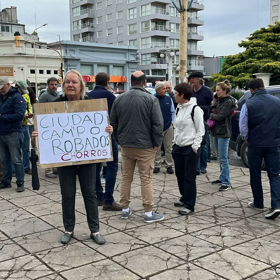 Hoy estuvimos en
📍Azul
Acompañamos a la rural local <a href="/srazulok/">Sociedad Rural de Azul</a> para manifestar el total desacuerdo de un absurdo impuesto  que pretenden desde el municipio imponer a toda la comunidad.

Desde #CARBAP decimos #NoAlImpuestazo ❌️

Cc
@Carlosbilbaopro
<a href="/kovavete/">Ignacio 🇺🇦⭐️⭐️⭐️</a>
<a href="/HFSalaverri/">Horacio Salaverri</a>