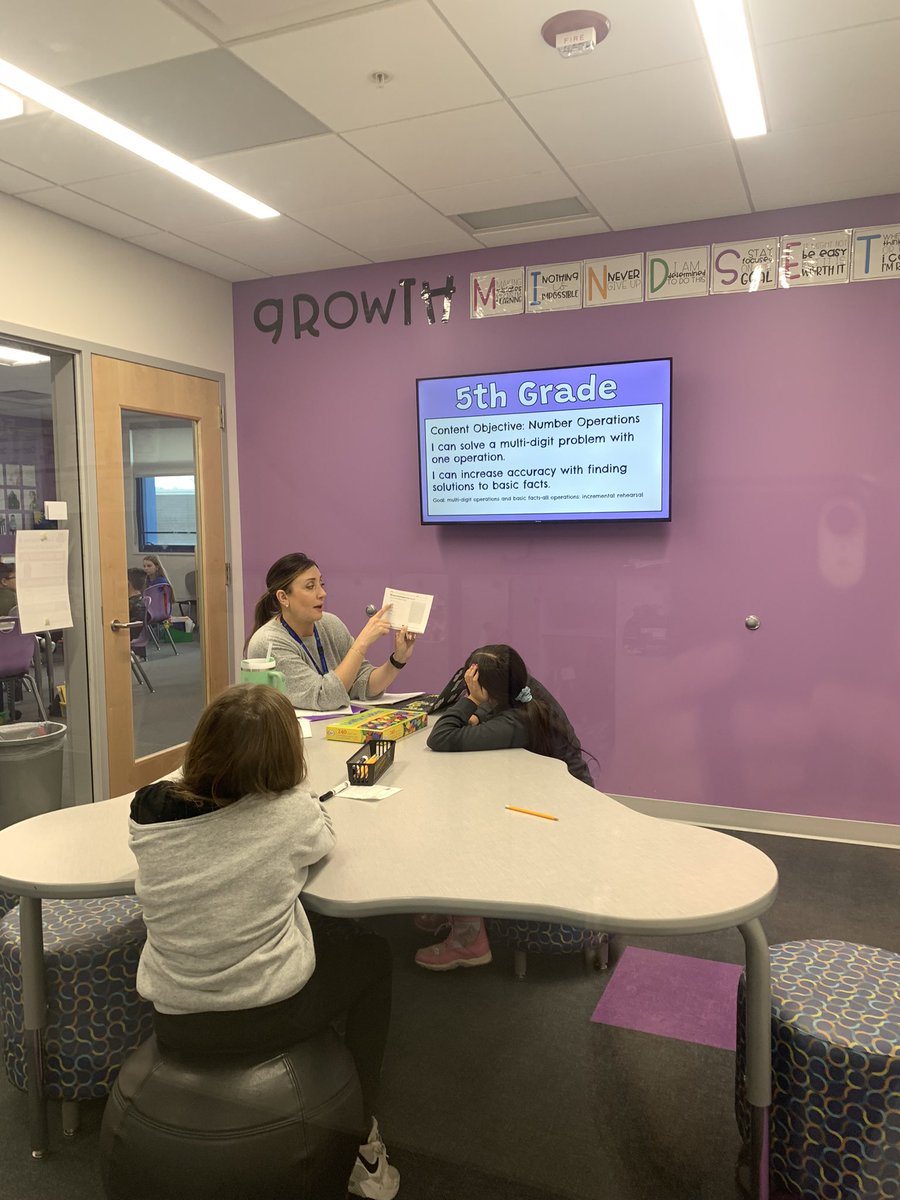 At MW we have incredible den spaces where our resource staff lead groups steps away from the classroom. PLUS being on the go doesn’t stop them from strong practices: Here our math interventionist uses tech to display I CAN statements to keep the lesson on target 🎯 #empower95