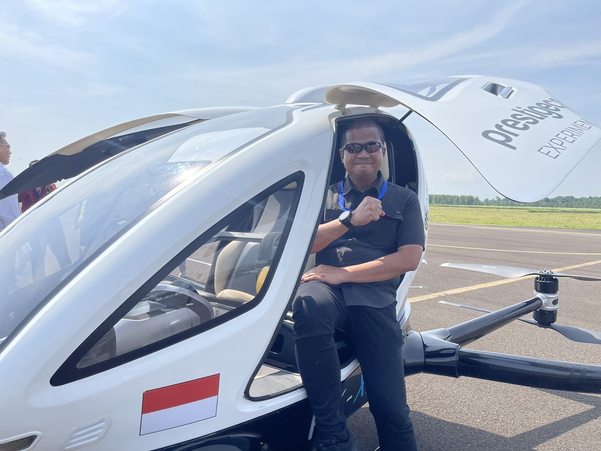 akbardotinfo's tweet photo. Penerbangan perdana Ehang 216 di Indonesia setelah keluar Sertifikat Kelaikudaraan (Type Certificate) dari CAAC(Civil Aviation Administration of China). Penerbangan hari ini salah satu tujuannya adalah untuk rebuild confidence level setelah 2 tahun menunggu sertifikasi keluar. https://t.co/bZ98ekvn57