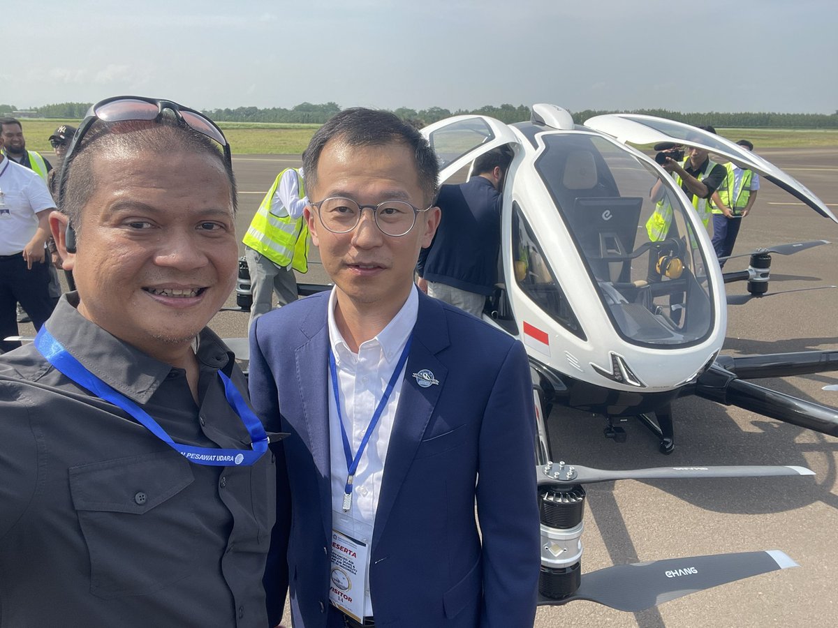 akbardotinfo's tweet photo. Penerbangan perdana Ehang 216 di Indonesia setelah keluar Sertifikat Kelaikudaraan (Type Certificate) dari CAAC(Civil Aviation Administration of China). Penerbangan hari ini salah satu tujuannya adalah untuk rebuild confidence level setelah 2 tahun menunggu sertifikasi keluar. https://t.co/bZ98ekvn57
