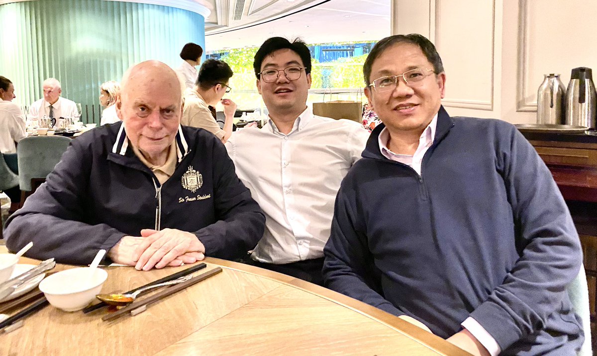sirfrasersays's tweet photo. Invited by @JunzhiLiu2 to @HKUniversity, @jishan_wu from @ChemNUS visits the RPG and gives a seminar in the HKU Chemistry Department focusing on his breakthrough radical research on aromaticity and topology: impressive to say the least!  Can’t wait to here what’s coming next. https://t.co/o4G94uS7pL