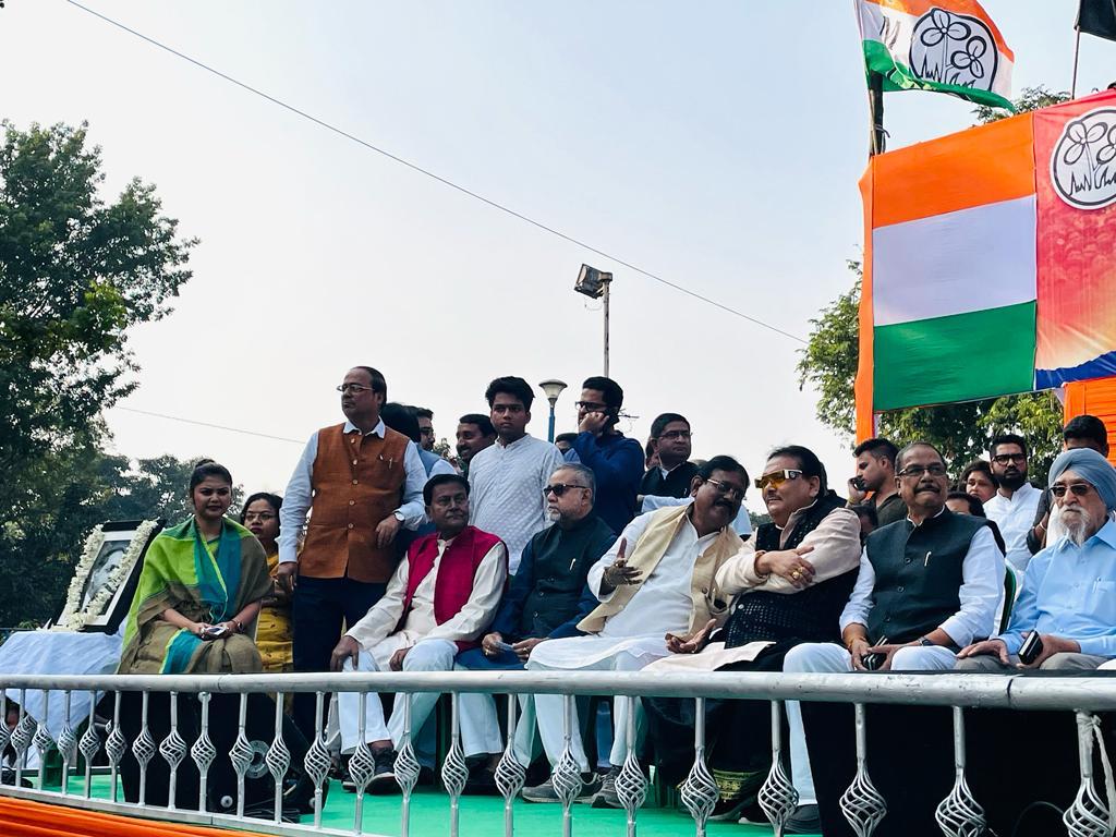 aitctuhin's tweet image. *নানা ভাষা, নানা মত, নানা পরিধান, বিধিদের মাঝে দেখো মিলন মহান*
সংহতি দিবসে সকলকে জানাই শুভেচ্ছা 🙏🙏🙏
#SanghotyDibas #TMYC #FAM4TMC

@SayoniGhoshAITC