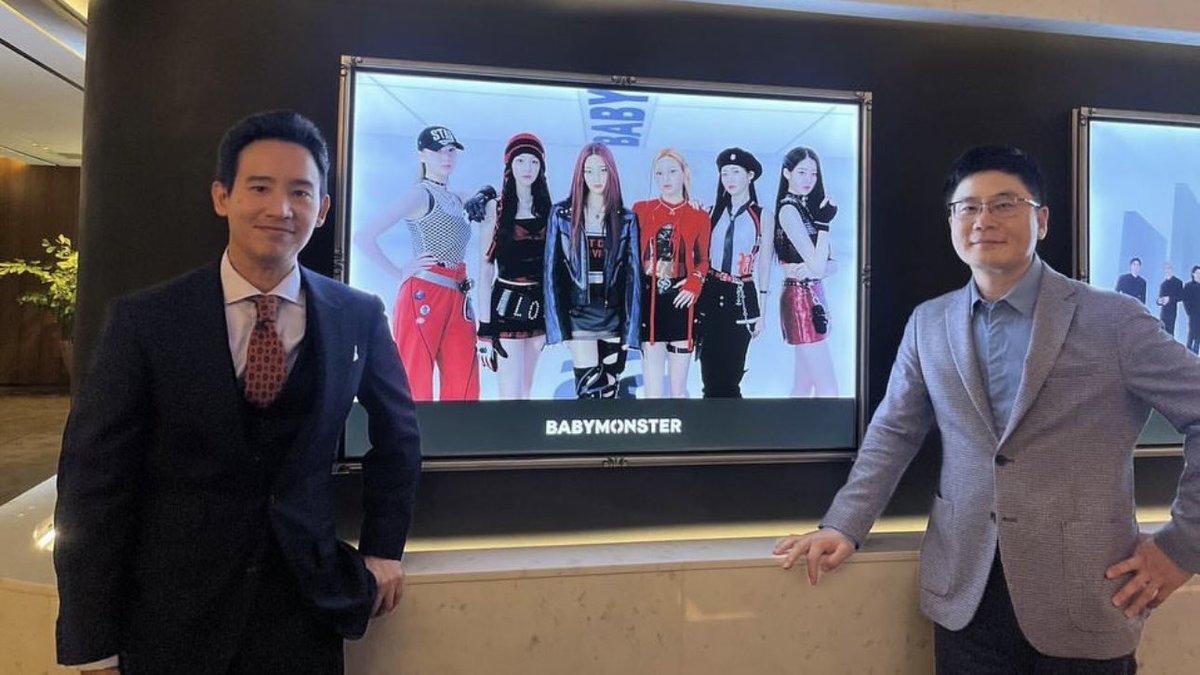 _66sixtysix's tweet photo. วันนี้คุณพิธาเข้าเยี่ยมชมบริษัท YG Entertainment โดยมีหยางมินซอก ซึ่งเป็นน้องชายแท้ๆของหยางฮยอนซอก และเป็น co-ceo ของบริษัทให้การต้อนรับ https://t.co/k9A9E5IVbX