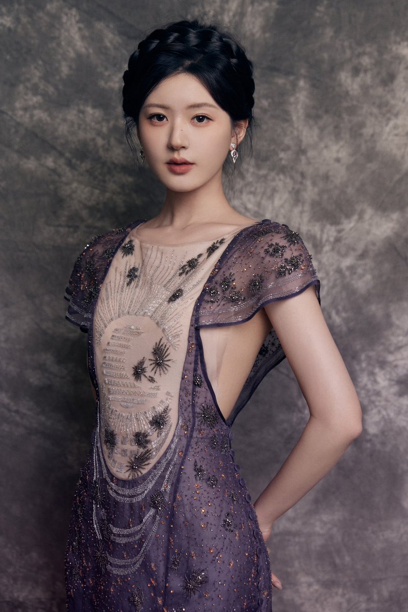 Gaby7Yen's tweet photo. [ HQ | 05.12.23 ] - ĐÊM HỘI TẦM NHÌN WEIBO
Look 2 : 仿若油画梦境，少女穿越时空而来，静待蔷薇盛放。

Photo：LIM
Make up：NAN-BEAUTY
Hair：jangjiwon
Stylist：Mẫn Tháp Sa
#ZhaoLusi #RosyZhao #赵露思 #จ้าวลู่ซือ #조로사 #TriệuLộTư #TrieuLoTu #ZhaoLusixVersace #ZhaoLusixBvlgari https://t.co/CBTIJyuTUU