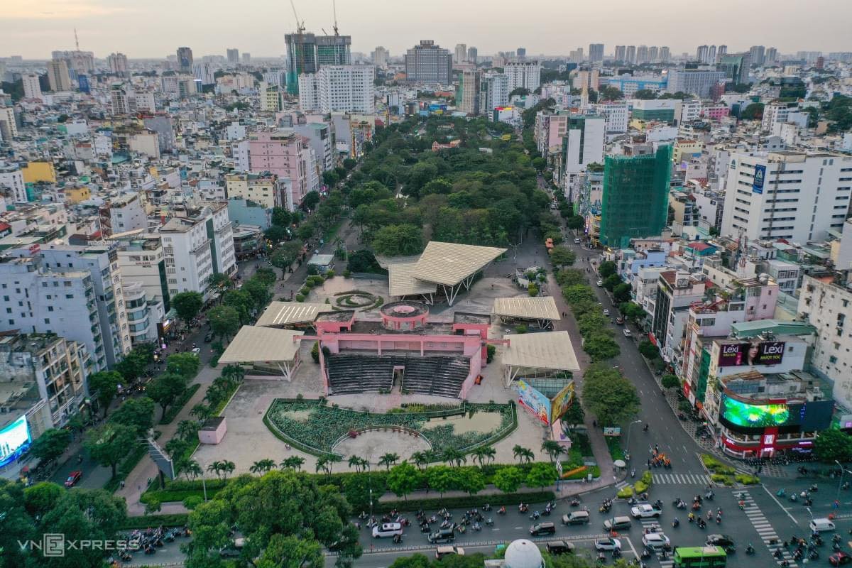 SÂN KHẤU 10.000 M2 BỎ HOANG GIỮA TRUNG TÂM TP HCM 😟😟
Sân khấu Sen Hồng ở Công viên 23 tháng 9, quận 1, bỏ hoang 4 năm nay, nhiều hạng mục xuống cấp, thành nơi xả rác, ti.êm ch.ích mai thuý.
Theo: VnExpress