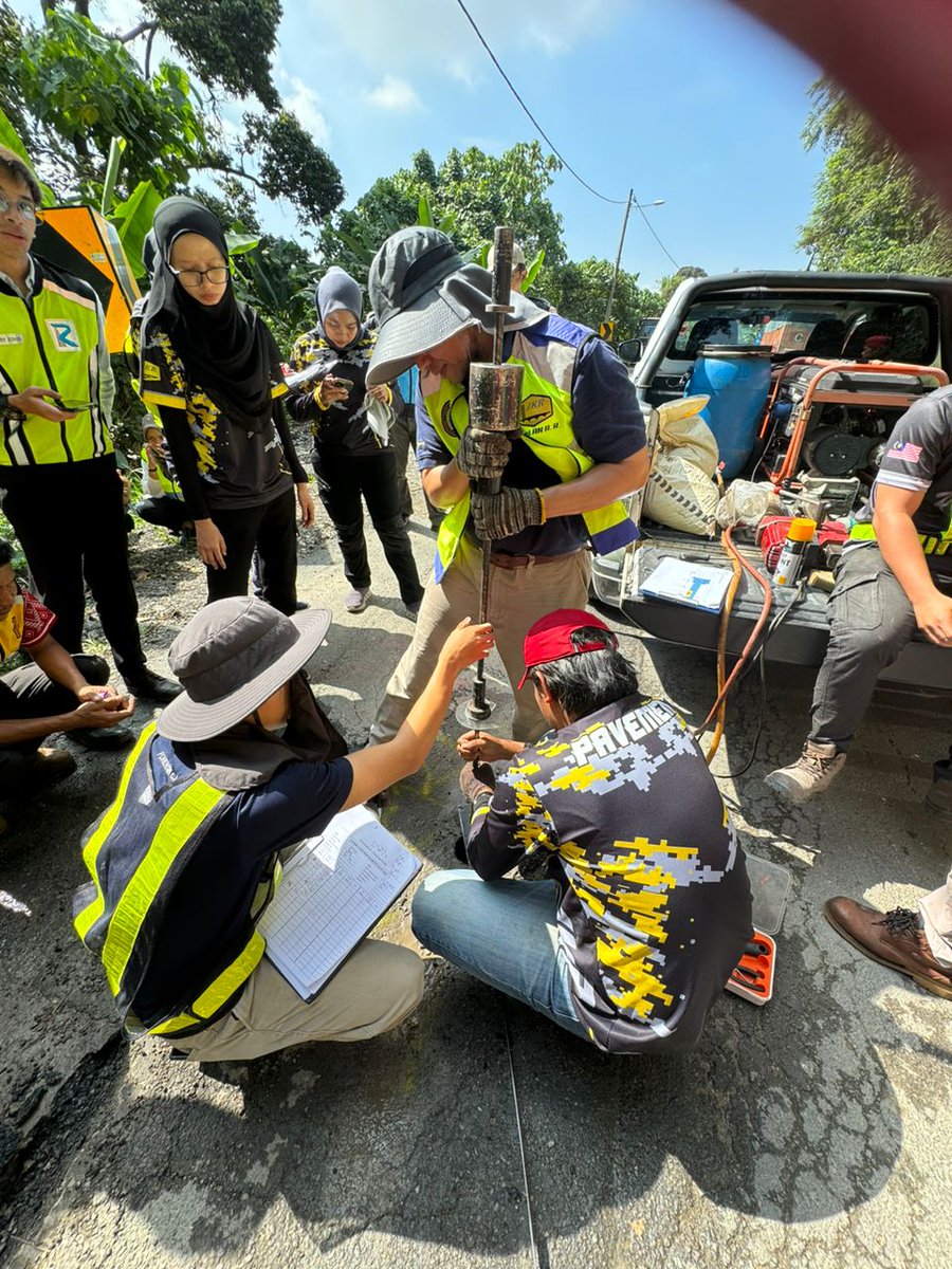 04.12.2023  Menjalankan siasatan forensik pavement di FT031 Hulu Langat, Selangor 
<a href="/IPJKR_Official/">JKR Malaysia Rasmi</a> 
<a href="/CawJalanJKR/">Cawangan Jalan JKR Malaysia</a> 
<a href="/CSFJ_JKR/">Cawangan Senggara Fasiliti Jalan (CSFJ)</a> 
<a href="/JKRSelangor/">JKR Selangor</a> 
<a href="/JKR_Hulu_Langat/">JKR Daerah Hulu Langat,Selangor</a>