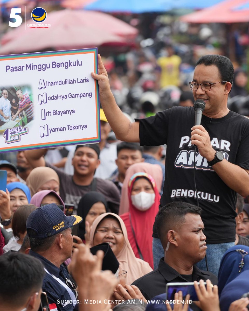 NasDem's tweet photo. Capres nomor urut 1 Anies Baswedan mengawali kampanye-nya di Provinsi Bengkulu dengan berkunjung ke Pasar Minggu Bengkulu, Teluk Sagara, Rabu(6/12).

Kedatangan Anies pun disambut amat meriah para pembeli dan pedagang pasar, mereka langsung mengeluhkan beberapa persoalan terkait mahalnya kebutuhan pokok, mulai dari telur, cabai, beras dan lain sebagainya. 

Maka dari itu, Anies secara resmi mencanangkan Pasar AMIN sebagai salah satu solusi untuk pasar tradisional di Indonesia, salah satunya di Pasar Minggu Bengkulu. Pasar AMIN ini merupakan akronim dari: 
A-Alhamdulillah Laris
M-Modalnya Gampang
I-Irit Biayanya
N-Nyaman Tokonya 

𝐈𝐭'𝐬 𝐓𝐢𝐦𝐞 𝐑𝐞𝐬𝐭𝐨𝐫𝐚𝐬𝐢 𝐈𝐧𝐝𝐨𝐧𝐞𝐬𝐢𝐚 🇮🇩

#ItsTime #PartaiNasDem #RestorasiIndonesia  #GerakanPerubahan 
#AMINAjaDulu