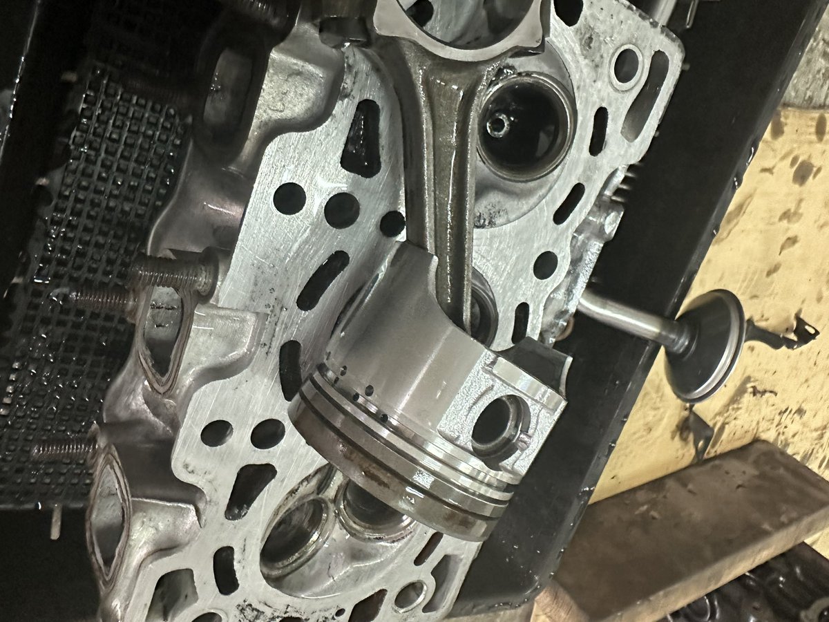 satoshi_chinen_'s tweet image. ヘッドとピストン、洗浄液から引き上げです。

#F6A
#フルオーバーホール