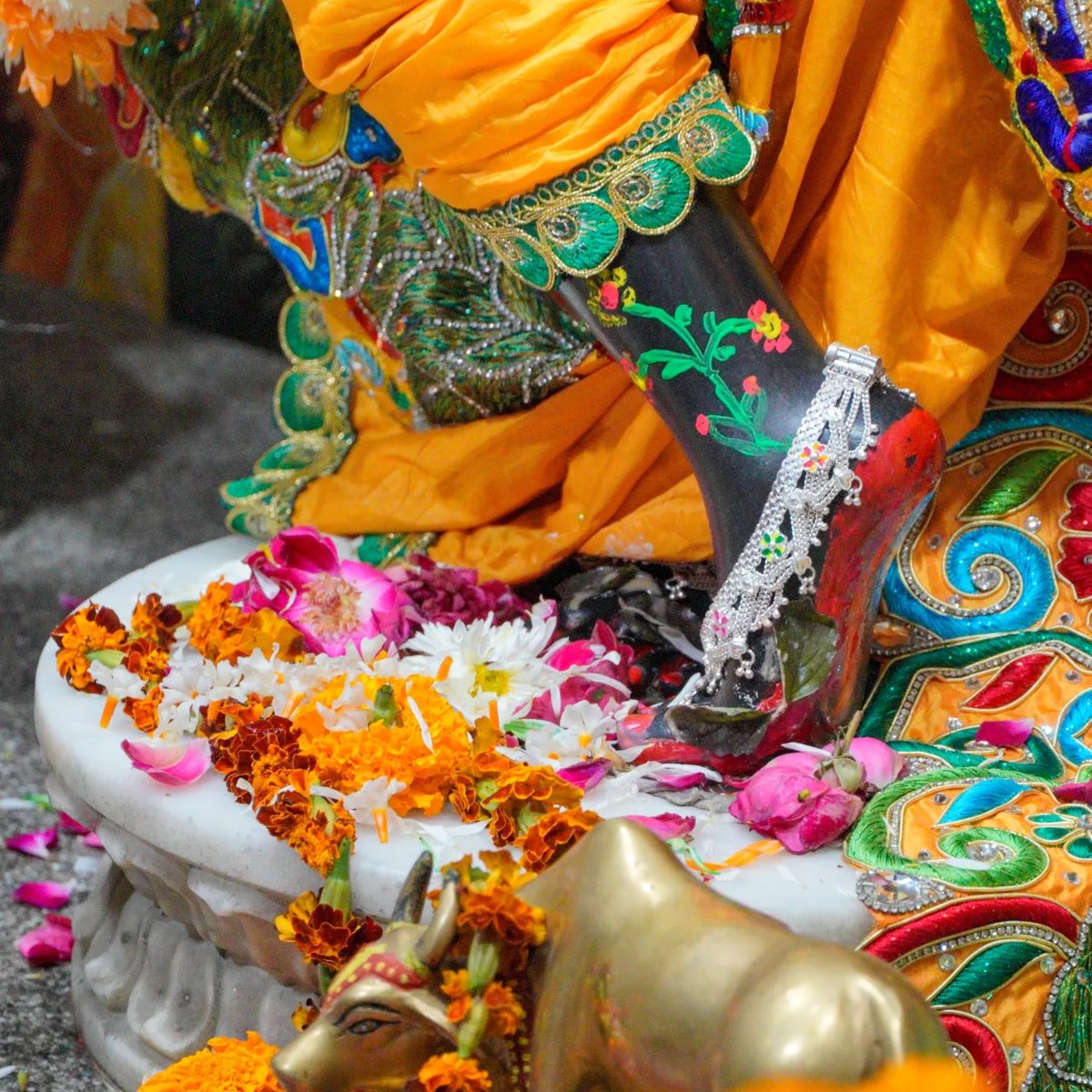 iskconvicc's tweet image. Śrī Śrī Radha Gopal Darshan - 6/12/2023 @iskconvaranasi 

#iskconindia #iskcon #iskconvaranasi #iskconvicc #harekrishnaharekrishnakrishnakrishnahareharehareramahareramaramaramaharehare #yellow #wednesday #krishnabhakti #vaishnavism #dailydarshan #radhegovinda #govindkrishnadas