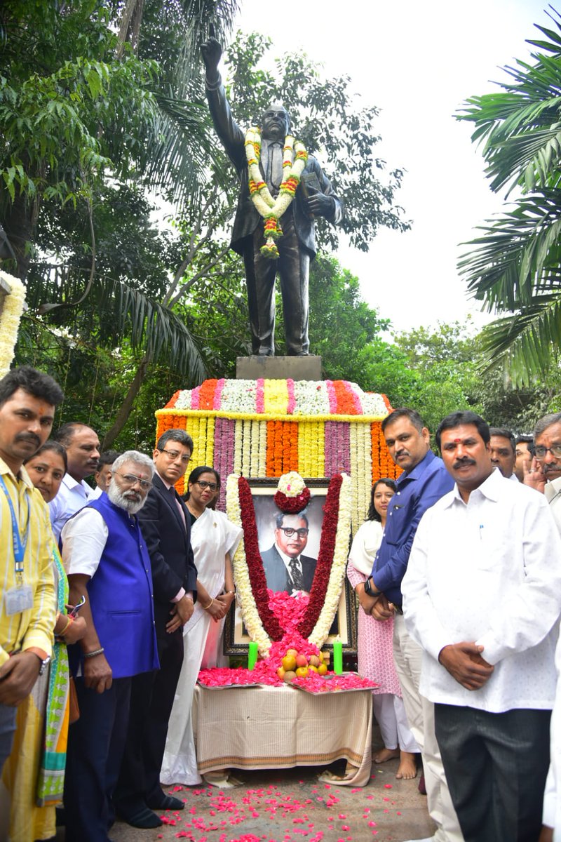 Sudarshn_chakra's tweet image. ಬೃಹತ್ ಬೆಂಗಳೂರು ಮಹಾನಗರ ಪಾಲಿಕೆಯ ಕೇಂದ್ರ ಕಚೇರಿಯ ಆವರಣದಲ್ಲಿರುವ ಭಾರತರತ್ನ ಡಾ. ಬಿ.ಆರ್.ಅಂಬೇಡ್ಕರ್ ಅವರ ಪ್ರತಿಮೆಗೆ ಬಿಬಿಎಂಪಿ ಮುಖ್ಯ ಆಯುಕ್ತರಾದ ತುಷಾರ್ ಗಿರಿ ನಾಥ್ ಅವರು ಮಾಲಾರ್ಪಣೆ ಮಾಡಿ ಪುಷ್ಪನಮನ ಸಲ್ಲಿಸುವ ಮೂಲಕ ಡಾ. ಬಿ.ಆರ್.ಅಂಬೇಡ್ಕರ್ ಅವರ 67ನೇ ವರ್ಷದ ಪುಣ್ಯ ಸ್ಮರಣೆ ಕಾರ್ಯಕ್ರಮ ನಡೆಸಲಾಯಿತು. 
#Ambedkar #BBMPCares