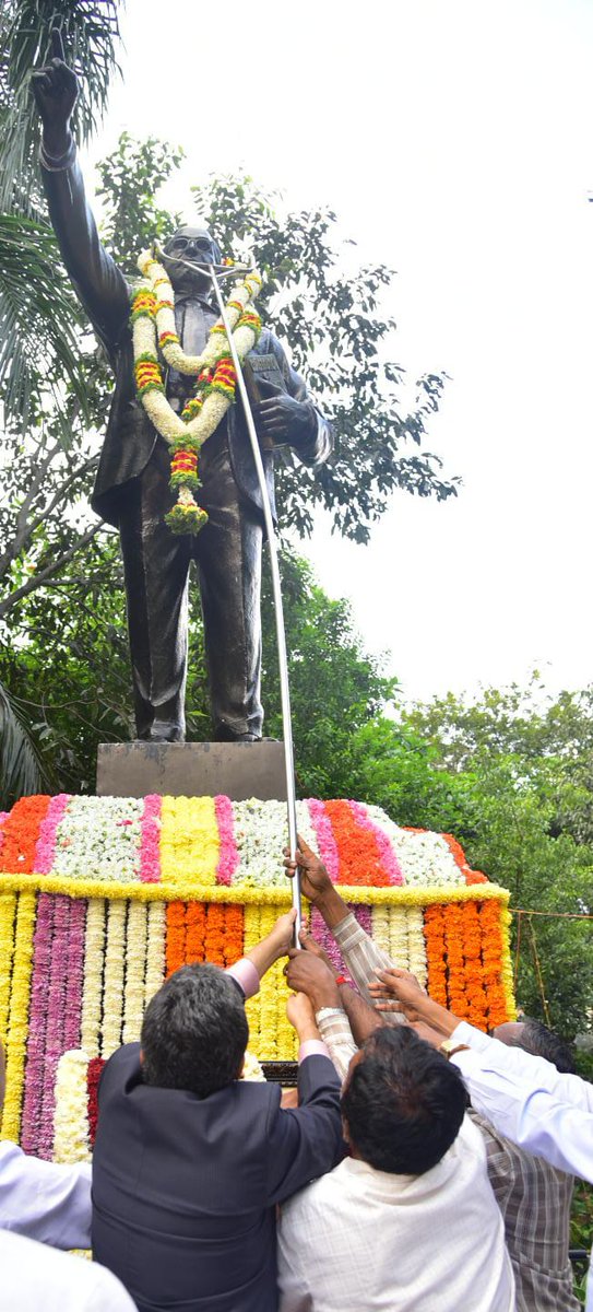 Sudarshn_chakra's tweet image. ಬೃಹತ್ ಬೆಂಗಳೂರು ಮಹಾನಗರ ಪಾಲಿಕೆಯ ಕೇಂದ್ರ ಕಚೇರಿಯ ಆವರಣದಲ್ಲಿರುವ ಭಾರತರತ್ನ ಡಾ. ಬಿ.ಆರ್.ಅಂಬೇಡ್ಕರ್ ಅವರ ಪ್ರತಿಮೆಗೆ ಬಿಬಿಎಂಪಿ ಮುಖ್ಯ ಆಯುಕ್ತರಾದ ತುಷಾರ್ ಗಿರಿ ನಾಥ್ ಅವರು ಮಾಲಾರ್ಪಣೆ ಮಾಡಿ ಪುಷ್ಪನಮನ ಸಲ್ಲಿಸುವ ಮೂಲಕ ಡಾ. ಬಿ.ಆರ್.ಅಂಬೇಡ್ಕರ್ ಅವರ 67ನೇ ವರ್ಷದ ಪುಣ್ಯ ಸ್ಮರಣೆ ಕಾರ್ಯಕ್ರಮ ನಡೆಸಲಾಯಿತು. 
#Ambedkar #BBMPCares