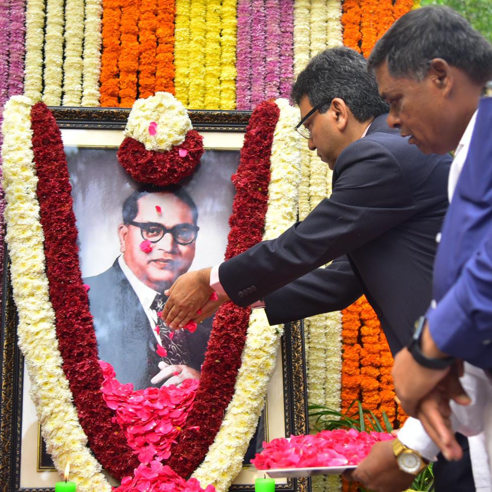 Sudarshn_chakra's tweet image. ಬೃಹತ್ ಬೆಂಗಳೂರು ಮಹಾನಗರ ಪಾಲಿಕೆಯ ಕೇಂದ್ರ ಕಚೇರಿಯ ಆವರಣದಲ್ಲಿರುವ ಭಾರತರತ್ನ ಡಾ. ಬಿ.ಆರ್.ಅಂಬೇಡ್ಕರ್ ಅವರ ಪ್ರತಿಮೆಗೆ ಬಿಬಿಎಂಪಿ ಮುಖ್ಯ ಆಯುಕ್ತರಾದ ತುಷಾರ್ ಗಿರಿ ನಾಥ್ ಅವರು ಮಾಲಾರ್ಪಣೆ ಮಾಡಿ ಪುಷ್ಪನಮನ ಸಲ್ಲಿಸುವ ಮೂಲಕ ಡಾ. ಬಿ.ಆರ್.ಅಂಬೇಡ್ಕರ್ ಅವರ 67ನೇ ವರ್ಷದ ಪುಣ್ಯ ಸ್ಮರಣೆ ಕಾರ್ಯಕ್ರಮ ನಡೆಸಲಾಯಿತು. 
#Ambedkar #BBMPCares