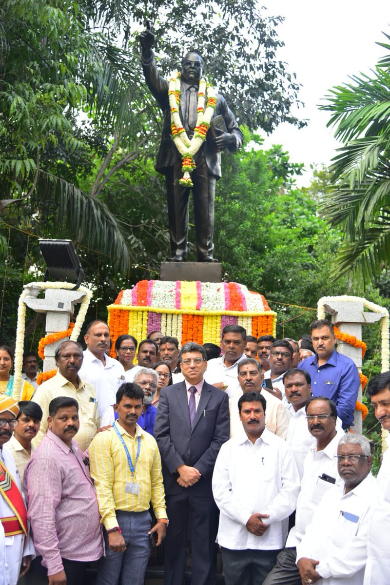 Sudarshn_chakra's tweet image. ಬೃಹತ್ ಬೆಂಗಳೂರು ಮಹಾನಗರ ಪಾಲಿಕೆಯ ಕೇಂದ್ರ ಕಚೇರಿಯ ಆವರಣದಲ್ಲಿರುವ ಭಾರತರತ್ನ ಡಾ. ಬಿ.ಆರ್.ಅಂಬೇಡ್ಕರ್ ಅವರ ಪ್ರತಿಮೆಗೆ ಬಿಬಿಎಂಪಿ ಮುಖ್ಯ ಆಯುಕ್ತರಾದ ತುಷಾರ್ ಗಿರಿ ನಾಥ್ ಅವರು ಮಾಲಾರ್ಪಣೆ ಮಾಡಿ ಪುಷ್ಪನಮನ ಸಲ್ಲಿಸುವ ಮೂಲಕ ಡಾ. ಬಿ.ಆರ್.ಅಂಬೇಡ್ಕರ್ ಅವರ 67ನೇ ವರ್ಷದ ಪುಣ್ಯ ಸ್ಮರಣೆ ಕಾರ್ಯಕ್ರಮ ನಡೆಸಲಾಯಿತು. 
#Ambedkar #BBMPCares
