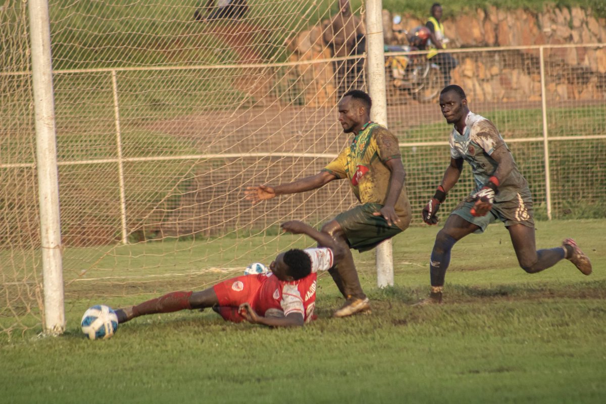 ashrafmbaziira5's tweet photo. Thank you Allah for my Debut 👏
Not the result we wanted, but happy for my first game with @ExpressFCUganda 
#EXPBUL https://t.co/w5XOGAbRt4
