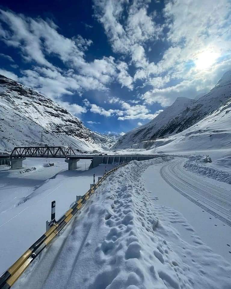 The Beautiful View after crossing Atal Tunnel Himachal Pradesh during winters ❄️ ❤️ 
.
.

.
.
.
.
.
.
.
.
#ataltunnel #manali #himachalpradesh #himachal #rohtangpass #manalidiaries #mountains #travel #nature #himachaltourism #rohtang #kasol #ladakh #leh #lehladakh #snow #sissu