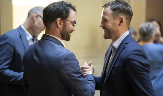 <a href="/schnydermarkus/">schnydermarkus</a> ist im <a href="/Bundeshaus_Bern/">Bundeshaus Bern</a> angekommen und vertritt den <a href="/KantonGlarus/">Kanton Glarus</a> im <a href="/chparlament/">Schweizer Parlament</a>. Ich wünsche Ihm viel Freude und Befriedigung in seinem neuen ehrenvollen Amt und bin mir sicher, dass er die Anliegen unseres Kantons als Vertreter der <a href="/SVP_Glarus/">SVP Glarus</a> einbringen wird.