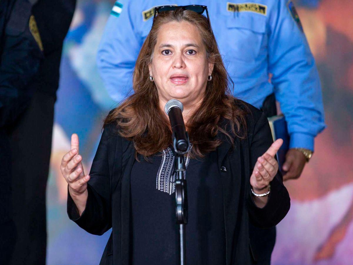 Atentan contra la vida de la Viceministra de Seguridad, Julissa Villanueva, después de haber denunciado que el actual ministro de Seguridad es el culpable de la matanza en PNFAS, cuando él era director de la Policía.