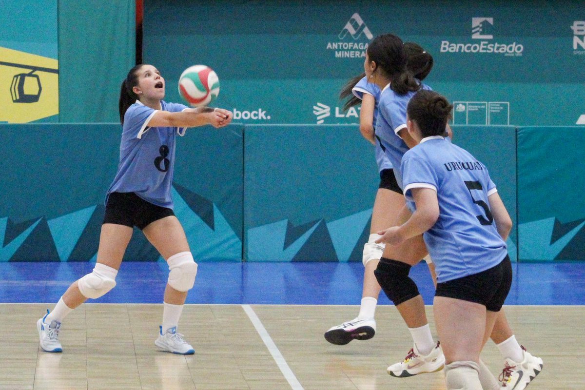 Con toda las ganas y profesionalismo debutó la selección celeste en el  Sudamericano de Chile, traspié ante Perú, pero comenzaron a vivir una experiencia inolvidable con toda la fuerza #VoleyCeleste #Chile2023 #FloridaPresente.
Gracias <a href="/facualvarez/">facualvarez</a> de <a href="/UyDeportes/">Deportes Uruguay</a> 📷.