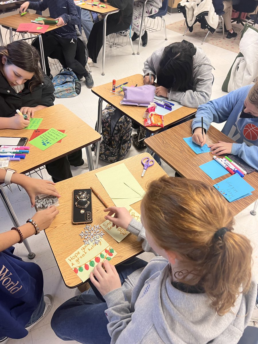 LMS33_STUCO's tweet photo. Student Council had a festive day! We made holiday cards adorned with an ornament for our local nursing home 💙❄️ 🎄 https://t.co/lbNiwYQOYU