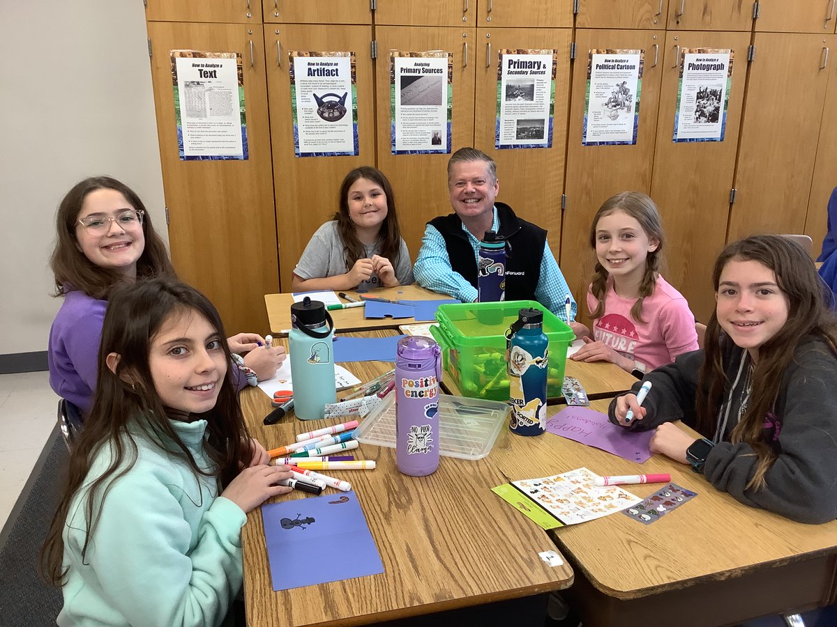 Kids_Giving's tweet photo. @DHMiddleAPS KidsGiving students were able to learn all about @path4va and made 80 holiday cards to give to their families! We are thrilled to have PathForward as a KidsGiving partner! https://t.co/fruxvxc7Ap