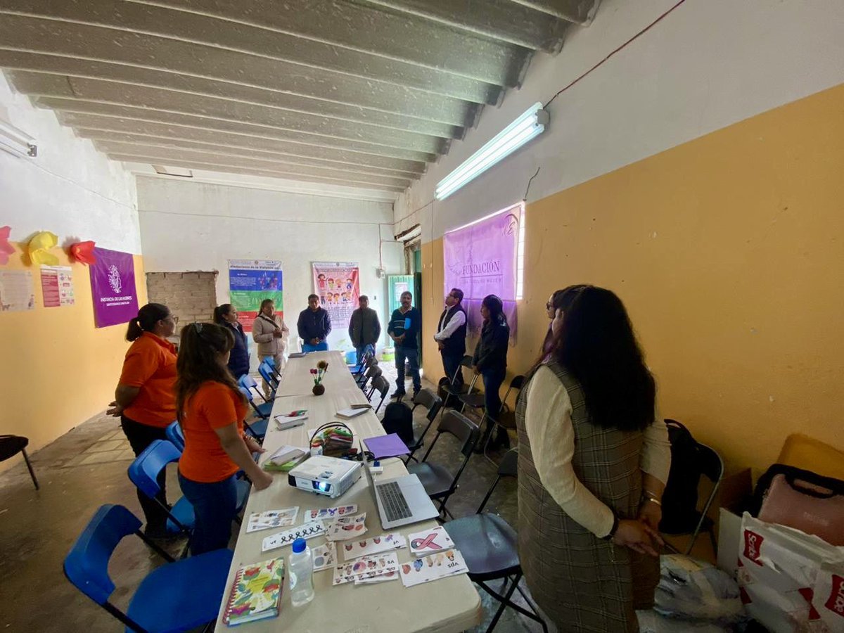 Neli_morena's tweet photo. 🙋🏻‍♀️Seguimos con los talleres a las Directoras de las Instancias Municipales de la Mujer #Oaxaca 
💜En esta ocasión elaboramos un #DiccionarioVioleta herramienta que les ayudará familiarizarse con conceptos relacionados a los tipos de violencia que sufrimos las mujeres.

#NiUnaMás https://t.co/Uk158dhGJl