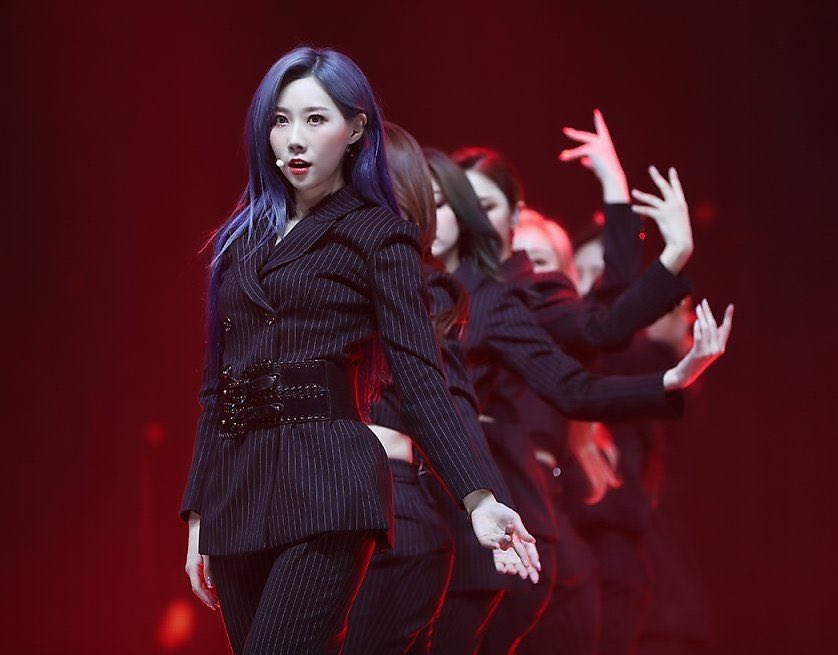 A thread of Handong in suits😊