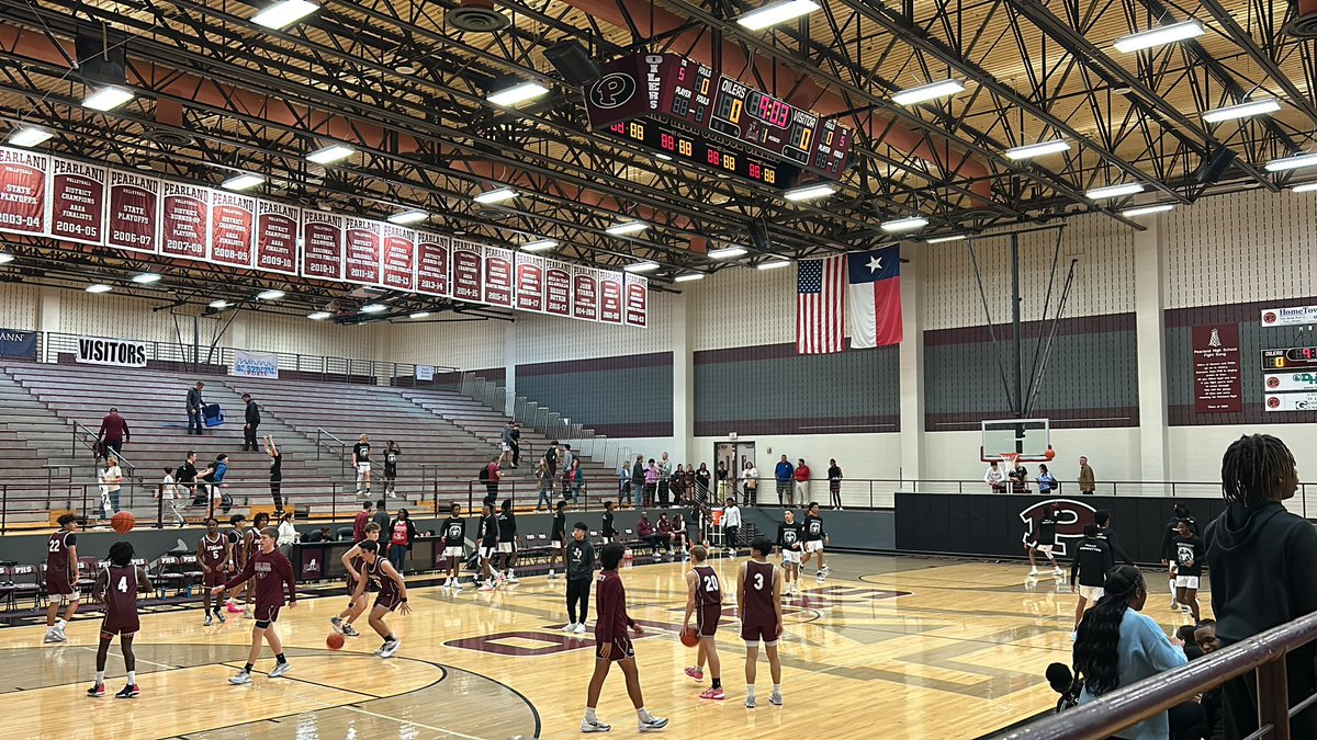 Moments away from Pearland (9-5) v Clear Creek (11-4) and I smell an upset coming! See it on @Texan_Live @DCTBasketball
