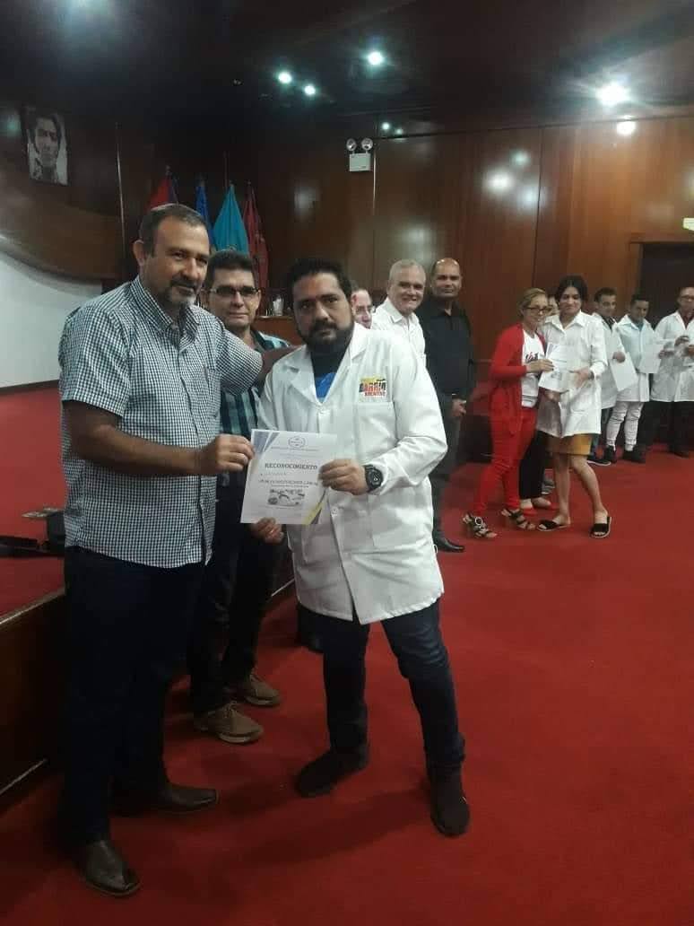 DoctorPatria's tweet photo. Respuesta al periódico Tribuna de La Habana y a todos los medios oficiales dentro de Cuba.
Ministerio de Salud Pública de Cuba 
Hace unos días que estoy recibiendo ataques de todo tipo de esos que aman el amor y odian el odio desde que destape la caja de Pandora con la injusticia cometida por ese sistema fallido a los 6 médicos del Céspedes, hoy no tuvieron medidas, por todos los medios oficiales propagandistas con que cuentan la dictadura se han encargado de abrirme la guerra difamatorio y denigrante de hablar sin pruebas contra mi, en cualquier lugar del mundo eso se llama difamación y sea de donde sea es demandable, en Cuba no, en el oeste cubano las leyes permiten sin pruebas ofender, humillar, denigrar, difamar, hasta matar a todo aquel que piense diferente a ellos.
Hablan de que fui pésimo estudiante, pésimo especialista y como médico mejor ni hablar.
Les voy a dejar unas cuantas pruebas de lo mal medico que fui, porque es verdad , fui un pésimo estudiante que ahora no le agradezco nada a esa revolución, fui un pésimo especialista que cumplí 2 misiones, fui jefe de CDI en una y en la otra Jefe de asistencia médica enseñando a  cientos de estudiantes, fui tan mal medico toda mi vida que hoy en el país "enemigo" el duro y cruel capitalismo llevó casi 2 años trabajando como médico y ya tengo más títulos que en Cuba. Escriban todo eso, pero además digan que fui pésimo salvando cientos de vidas, que fui pésimo en la primera línea contra el covid-19, que fui tan malo que los pacientes mazoquistas aún en la distancia se atienden conmigo, pero les falto más, díganle  al mundo que soy un terrorista contra su dictadura,  porque un día decidí dejar de ser cómplice de sus mentiras y me puse al lado de su peor enemigo y al que tanto odian, EL PUEBLO,. Pueblo que hoy conoce muchas cosas que antes desconocía gracias a pésimos médicos como  yo que llegado el momento decidimos servir al pueblo  y no a un sistema opresor, fallido, y esclavizante que nos tiene de cómplices y mintiendo por 64 años
@seguidores @destacar 
#observatoriocubanodesaludunida 
#respondelademanda