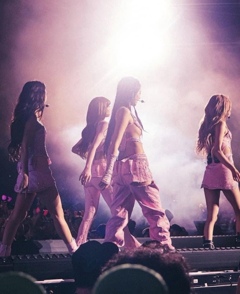 porktendencia's tweet photo. “BLACKPINK”:
Porque ha renovado contrato con YG y planean lanzar un nuevo álbum y una nueva gira mundial. https://t.co/4eHw9w29gr
