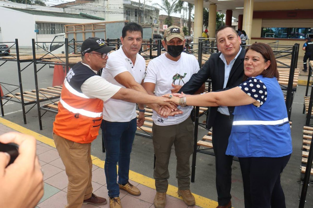 Larry_vite's tweet photo. ENTREGA DE CAMAS A MUNICIPIOS DE EL ORO
#LAcama 🛌 #FenómenoDeElNiño
Como presidente de AME las gestiones no paran, gracias a la SNGR por permitirme ser parte de esa ayuda a los cantones hermanos, hoy entregamos a los alcaldes de Portovelo y Las Lajas, 30 y 35 camas https://t.co/8QH3rHsepI