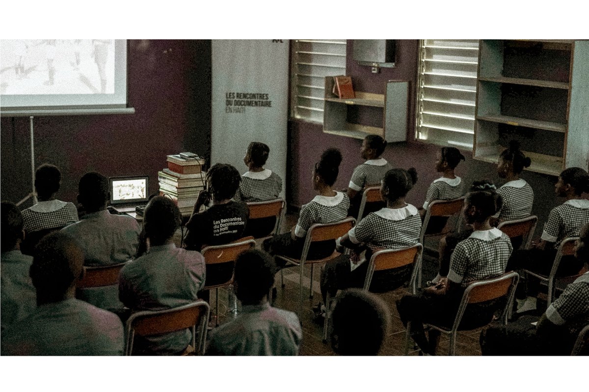 "Les rencontres du Documentaire en Haïti "était présent au collège Georges Marc ce mardi 5 décembre 2023 pour la projection du film victorieux ou mort mais jamais prisonnier de Mario Delatour. 

En voici quelques images.  
#RDD2023 #RDD5ANS
<a href="/IFHpap/">IF Haiti</a> <a href="/FOKAL_Ayiti/">FOKAL</a> <a href="/kitmediashaiti/">KitMédias</a>