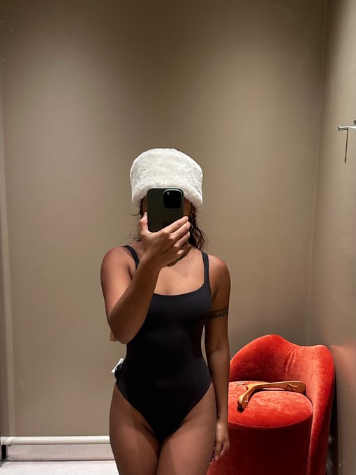 I&rsquo;m in London and found a skims store who wants to buy me this one piece it&rsquo;s sooooo #hot on me #petite<a href="/tag/hot"class="tags"><span>#hot</span></a><a href="/tag/desi"class="tags"><span>#desi</span></a><a href="/tag/petite"class="tags"><span>#petite</span></a>