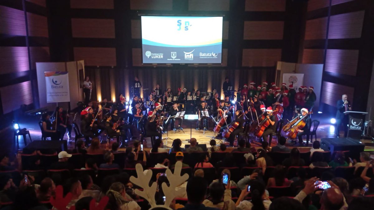 Alejo_ArangoC's tweet photo. San José Somos Todos es el Programa de Responsabilidad Social Empresarial que construimos estos 3 años en @Infi_Manizales, un logro que nos permite aplaudir a los menores de esta comuna que nos dieron un conciertazo, gracias a la formación musical que reciben de @batutacaldas https://t.co/KaEidYQwQD
