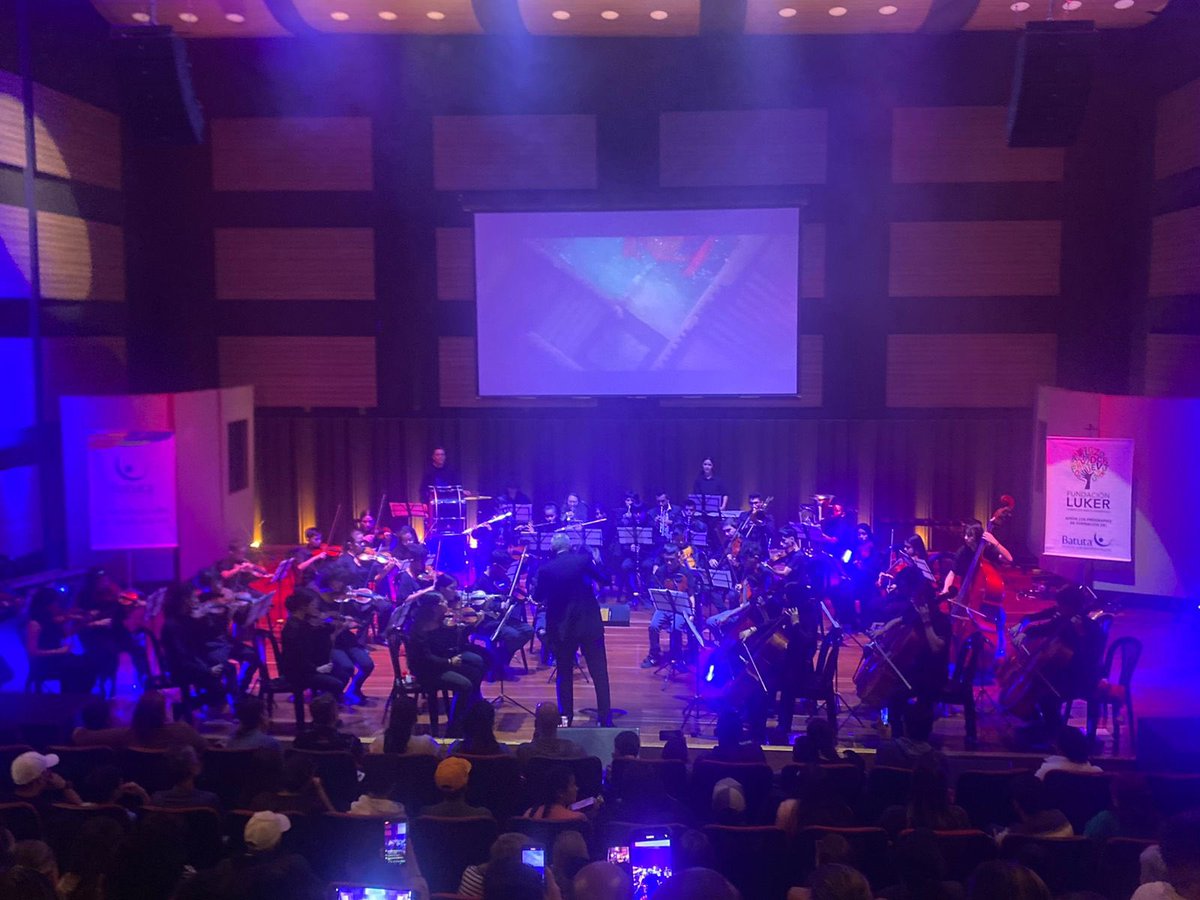 Alejo_ArangoC's tweet photo. San José Somos Todos es el Programa de Responsabilidad Social Empresarial que construimos estos 3 años en @Infi_Manizales, un logro que nos permite aplaudir a los menores de esta comuna que nos dieron un conciertazo, gracias a la formación musical que reciben de @batutacaldas https://t.co/KaEidYQwQD