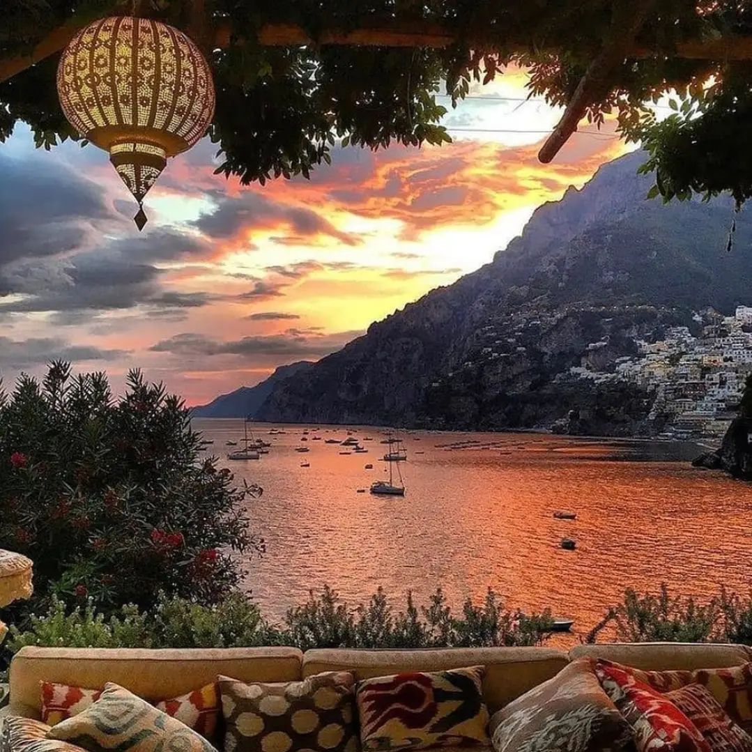 Enjoy the romantic moment and cherish daily life.