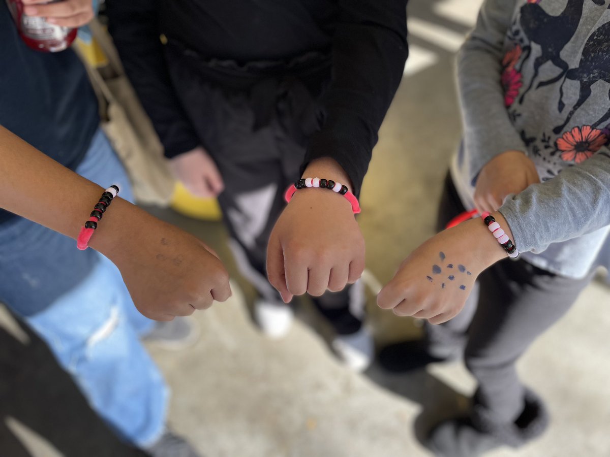 #CSweek day 2: B&W day for binary code learning! Ss did the unplugged code.org paper lesson in class & then carried their learning into bead bracelets at recess! Thanks to our PTA parent support! @MariaYniguez @3rdGradeTekkie ⚫️⚪️⚫️⚪️⚫️⚪️